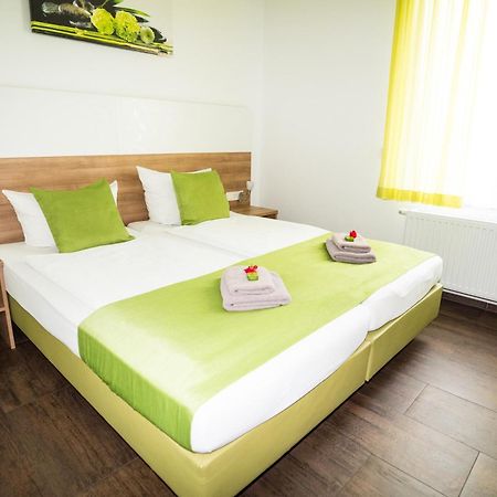 Bed & Breakfast Outlet Hotel Dettingen an der Erms Ngoại thất bức ảnh
