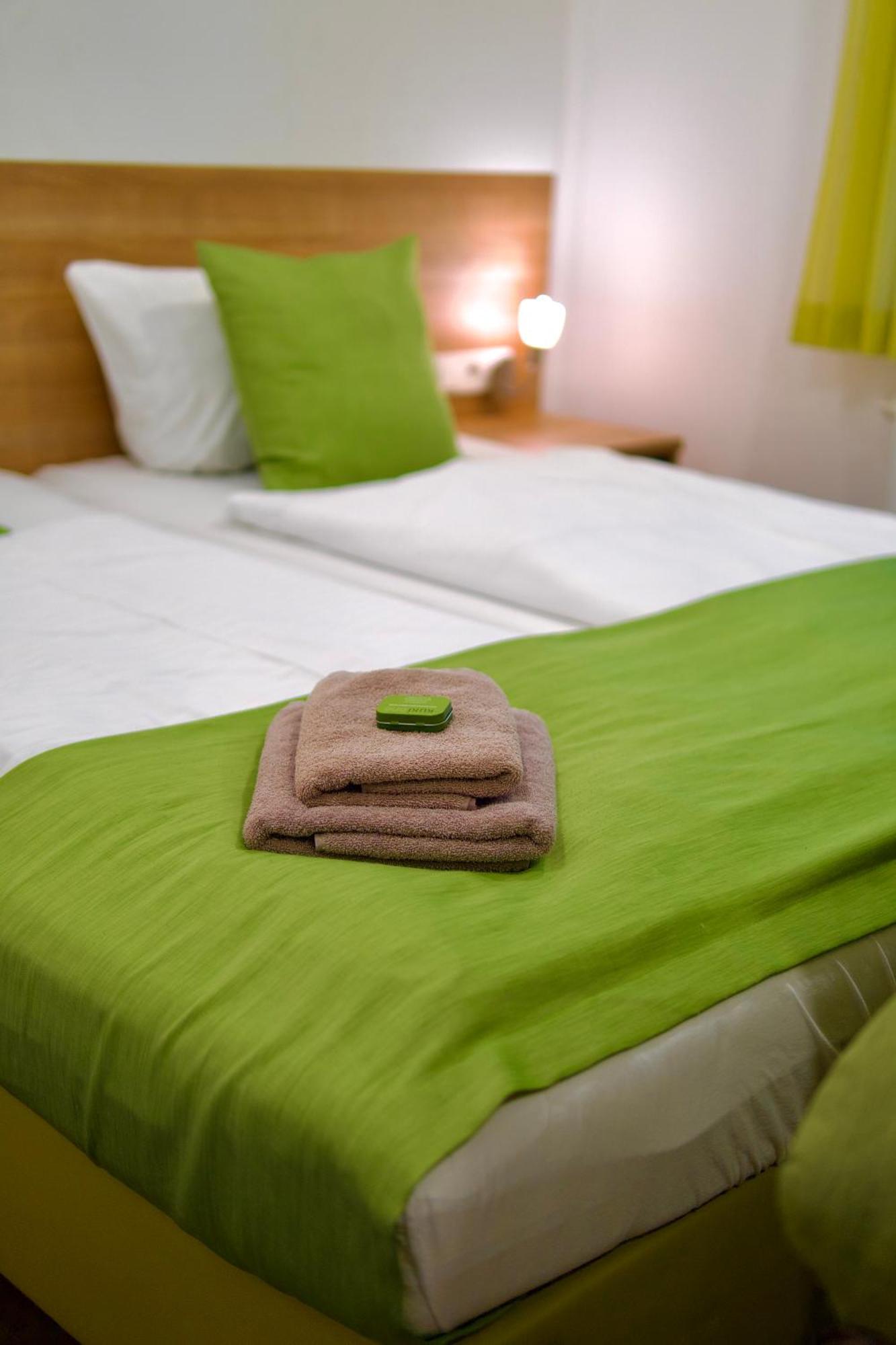 Bed & Breakfast Outlet Hotel Dettingen an der Erms Ngoại thất bức ảnh