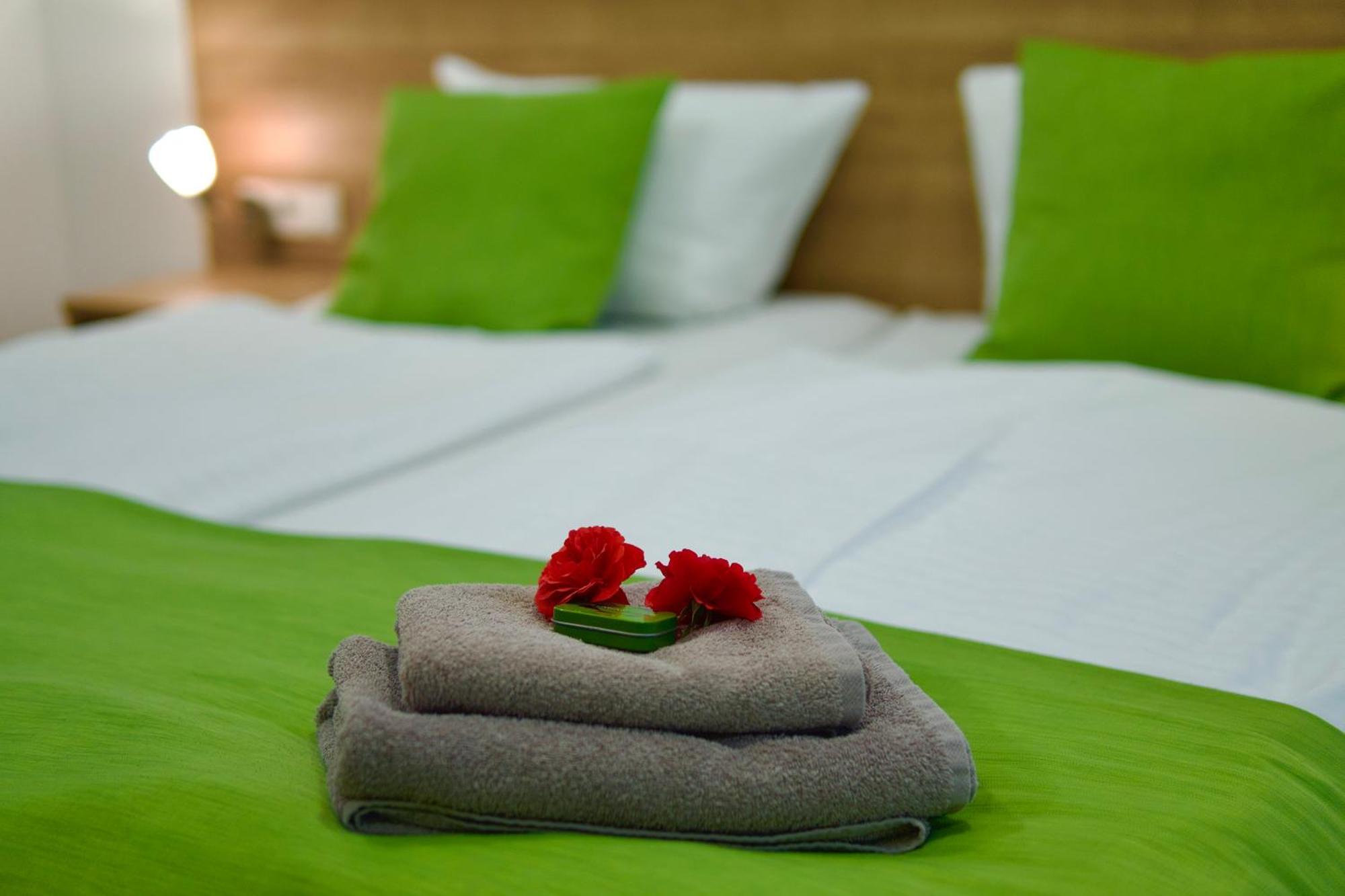 Bed & Breakfast Outlet Hotel Dettingen an der Erms Ngoại thất bức ảnh
