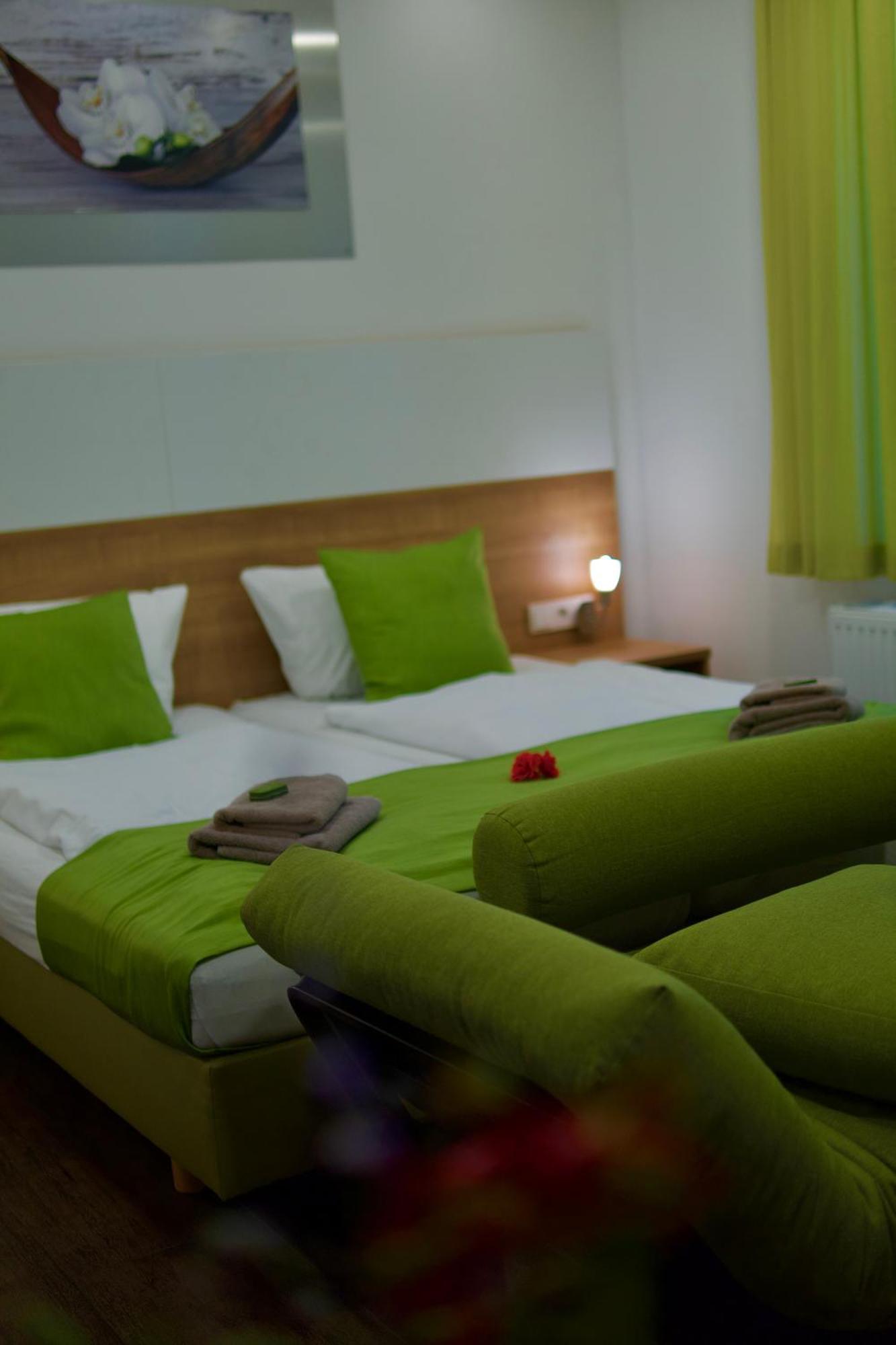 Bed & Breakfast Outlet Hotel Dettingen an der Erms Ngoại thất bức ảnh
