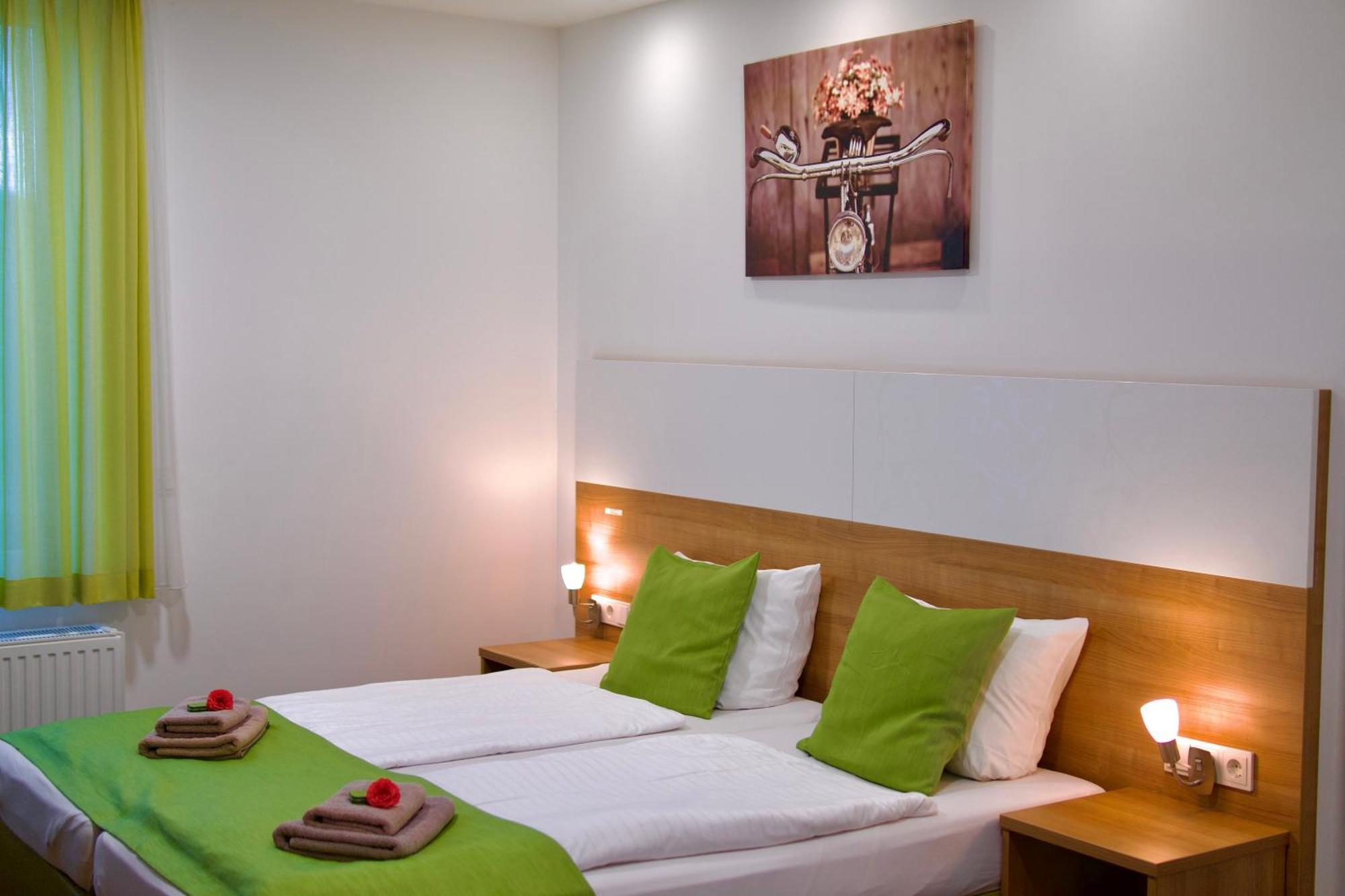 Bed & Breakfast Outlet Hotel Dettingen an der Erms Ngoại thất bức ảnh