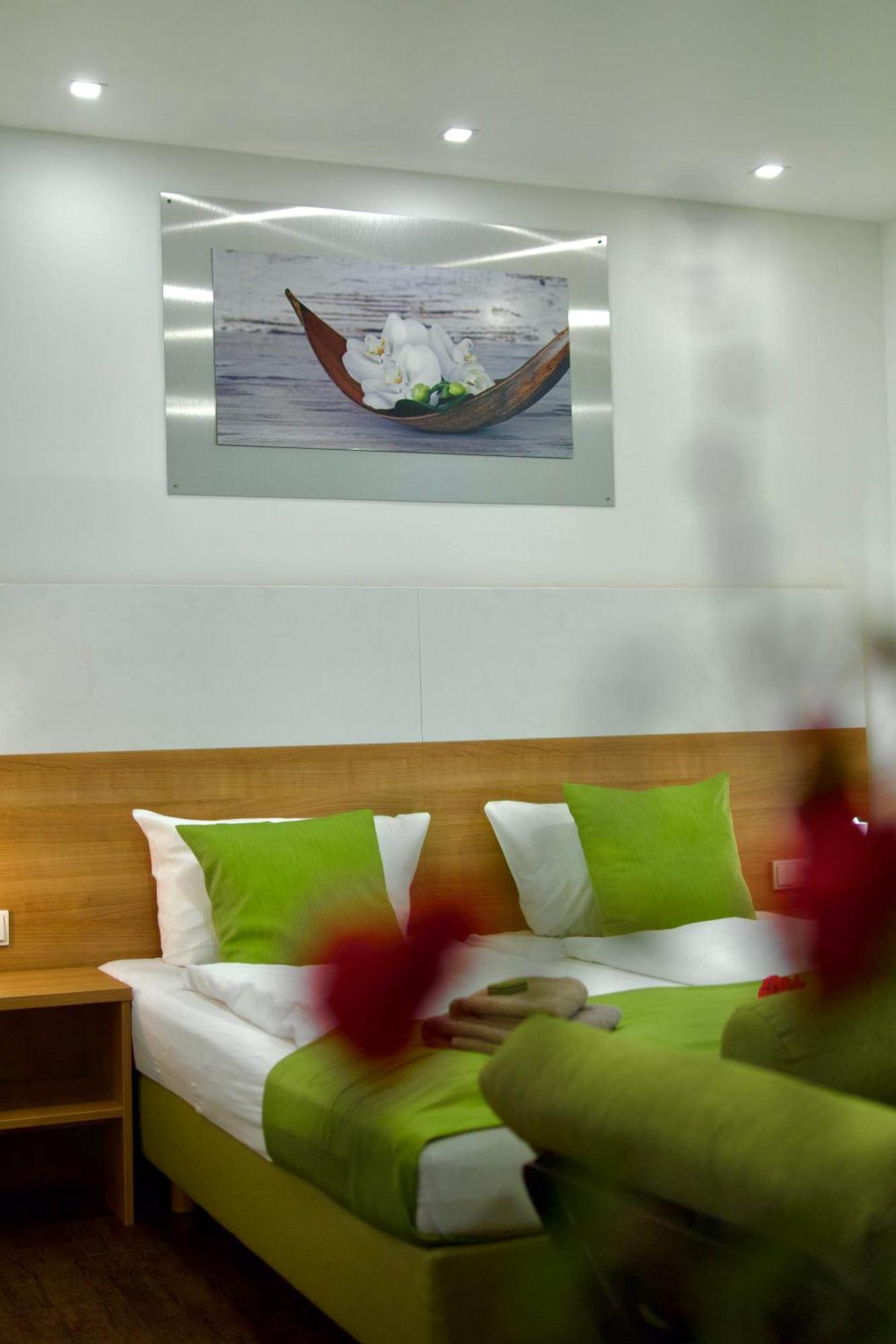 Bed & Breakfast Outlet Hotel Dettingen an der Erms Ngoại thất bức ảnh