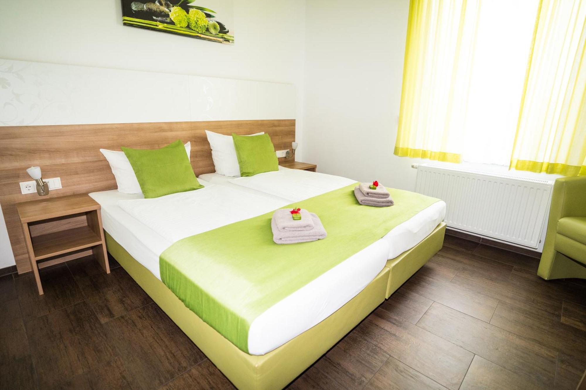 Bed & Breakfast Outlet Hotel Dettingen an der Erms Ngoại thất bức ảnh