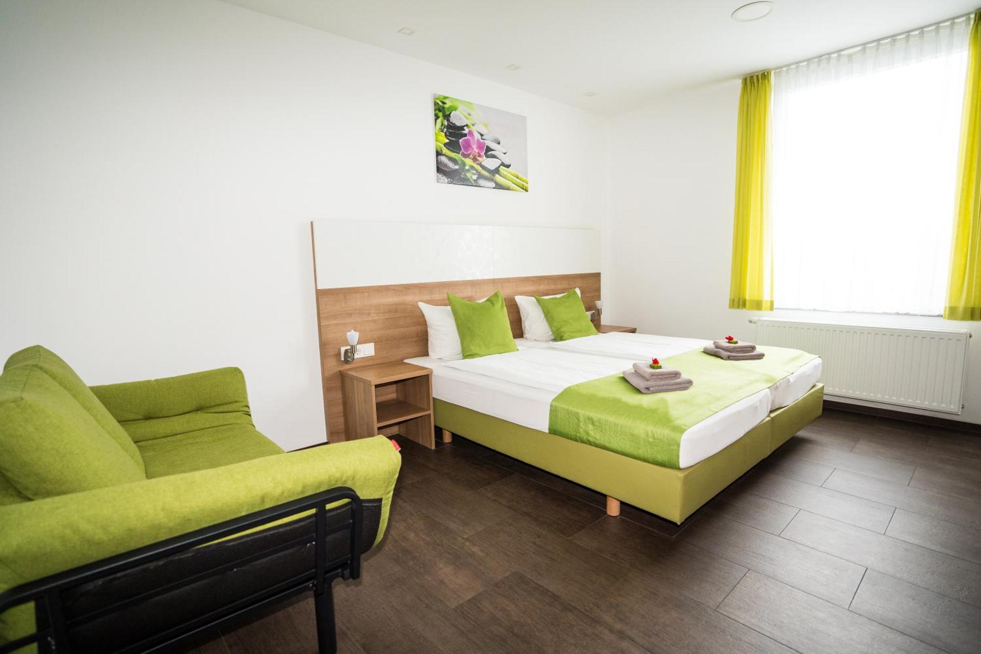 Bed & Breakfast Outlet Hotel Dettingen an der Erms Ngoại thất bức ảnh