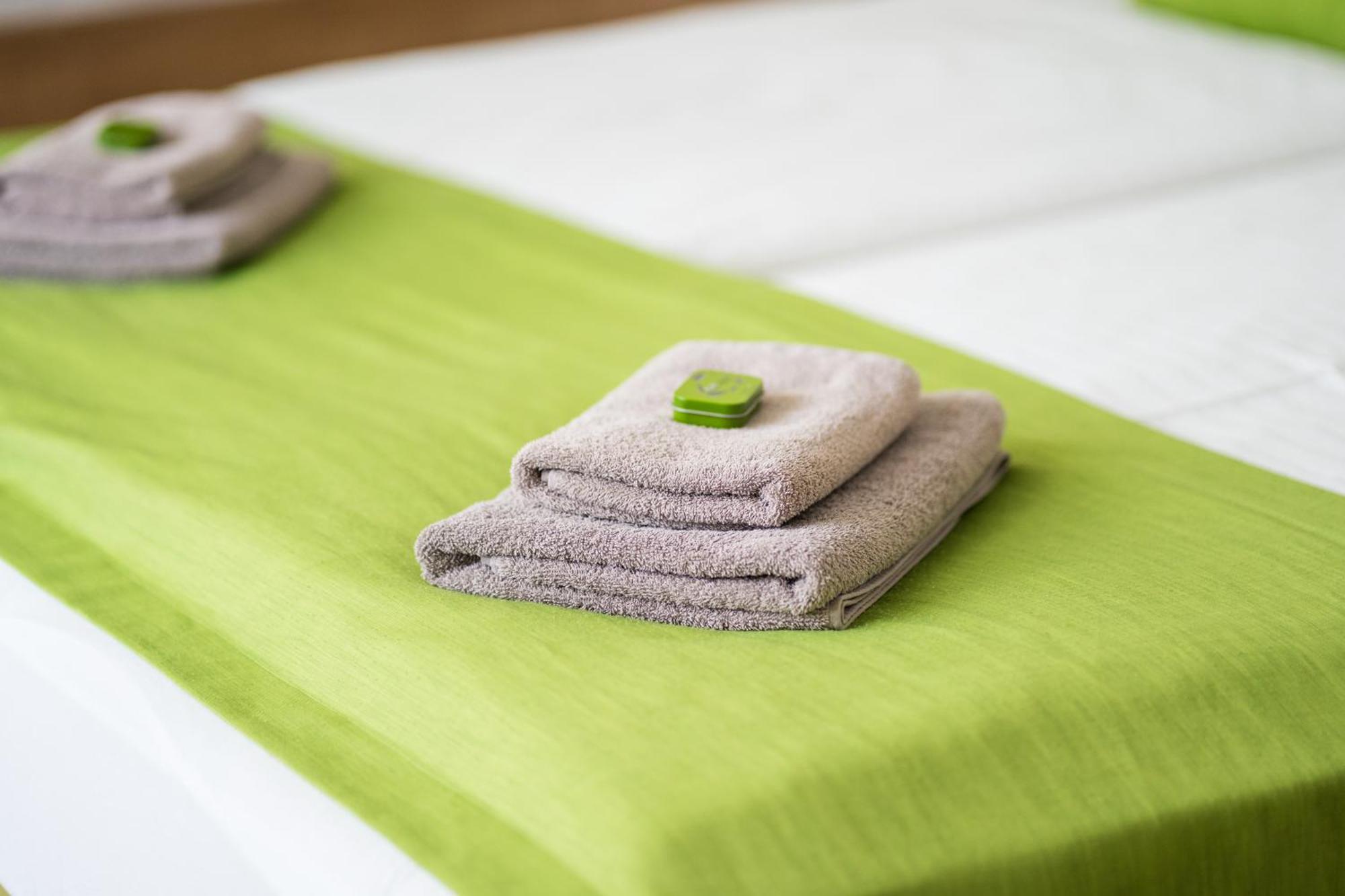 Bed & Breakfast Outlet Hotel Dettingen an der Erms Ngoại thất bức ảnh