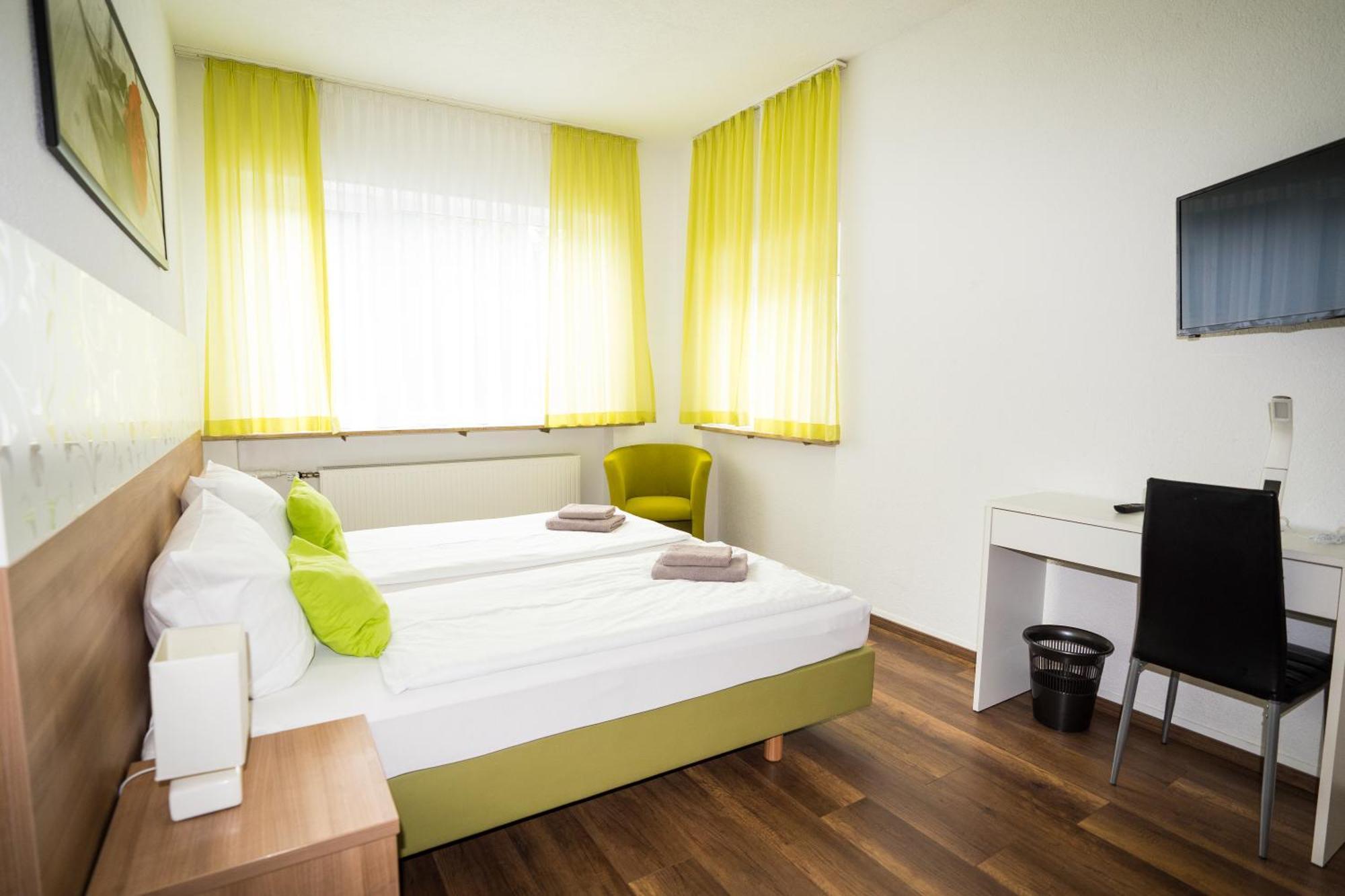Bed & Breakfast Outlet Hotel Dettingen an der Erms Ngoại thất bức ảnh