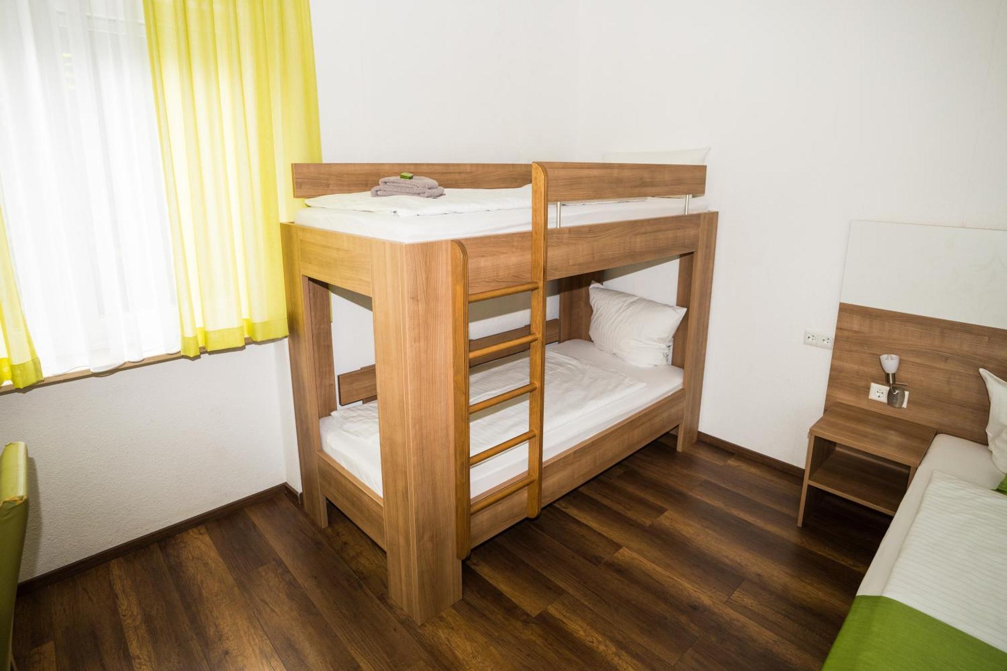 Bed & Breakfast Outlet Hotel Dettingen an der Erms Ngoại thất bức ảnh