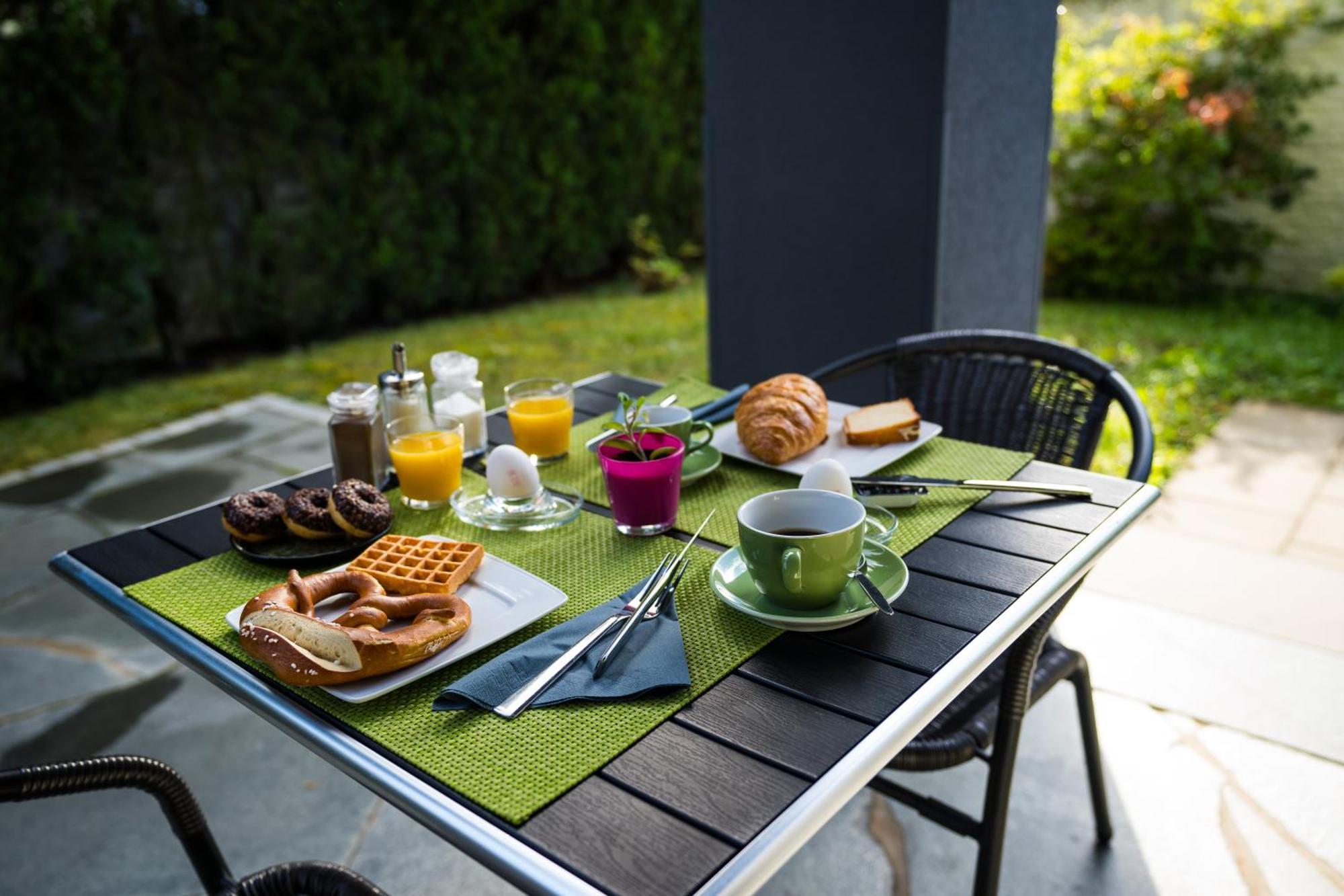 Bed & Breakfast Outlet Hotel Dettingen an der Erms Ngoại thất bức ảnh