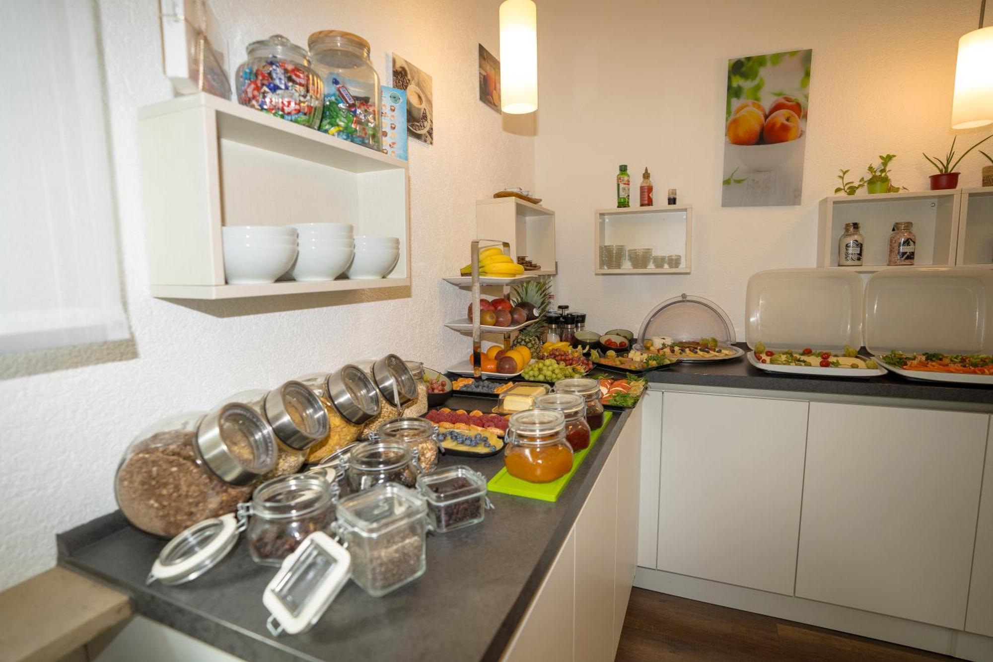 Bed & Breakfast Outlet Hotel Dettingen an der Erms Ngoại thất bức ảnh