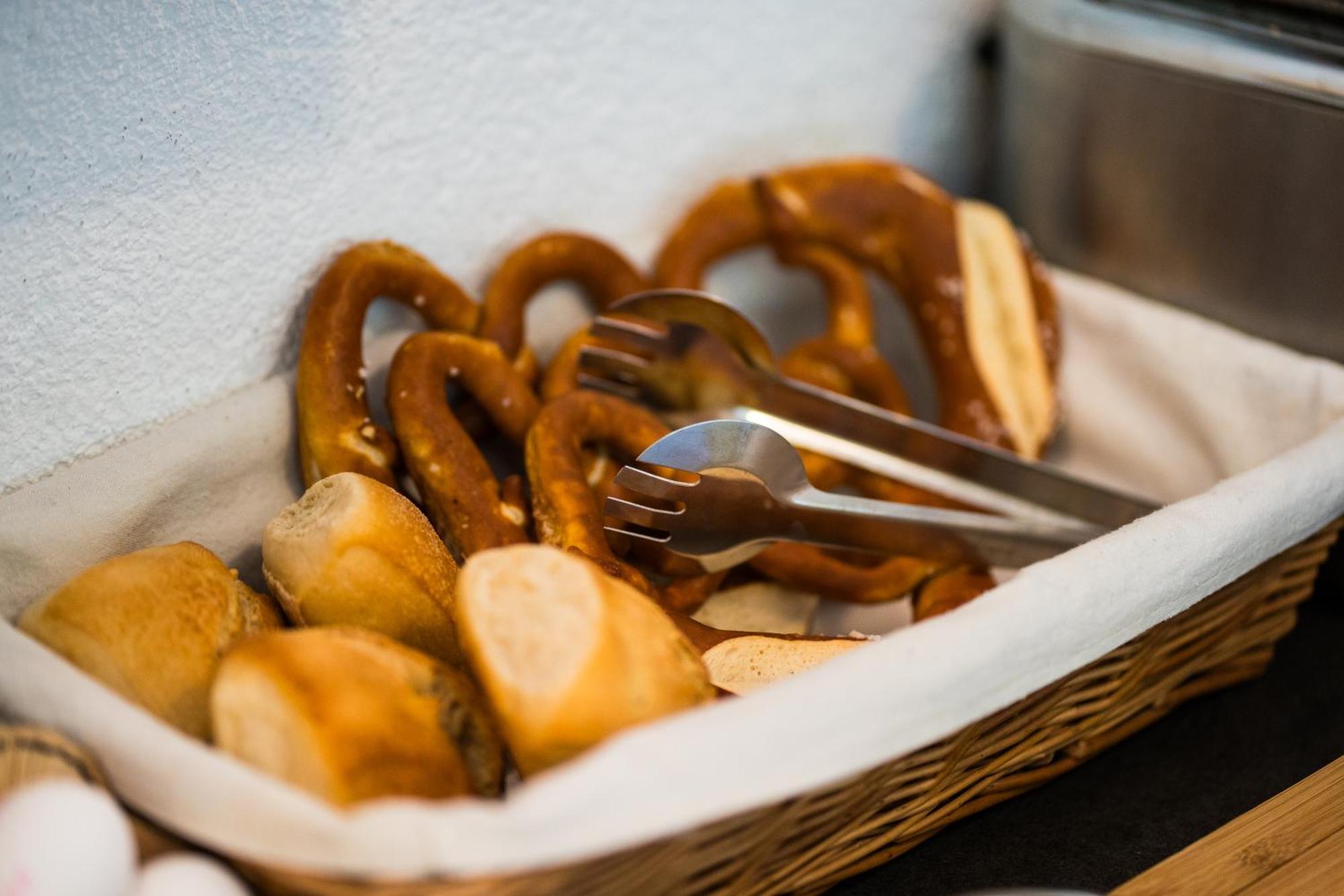 Bed & Breakfast Outlet Hotel Dettingen an der Erms Ngoại thất bức ảnh
