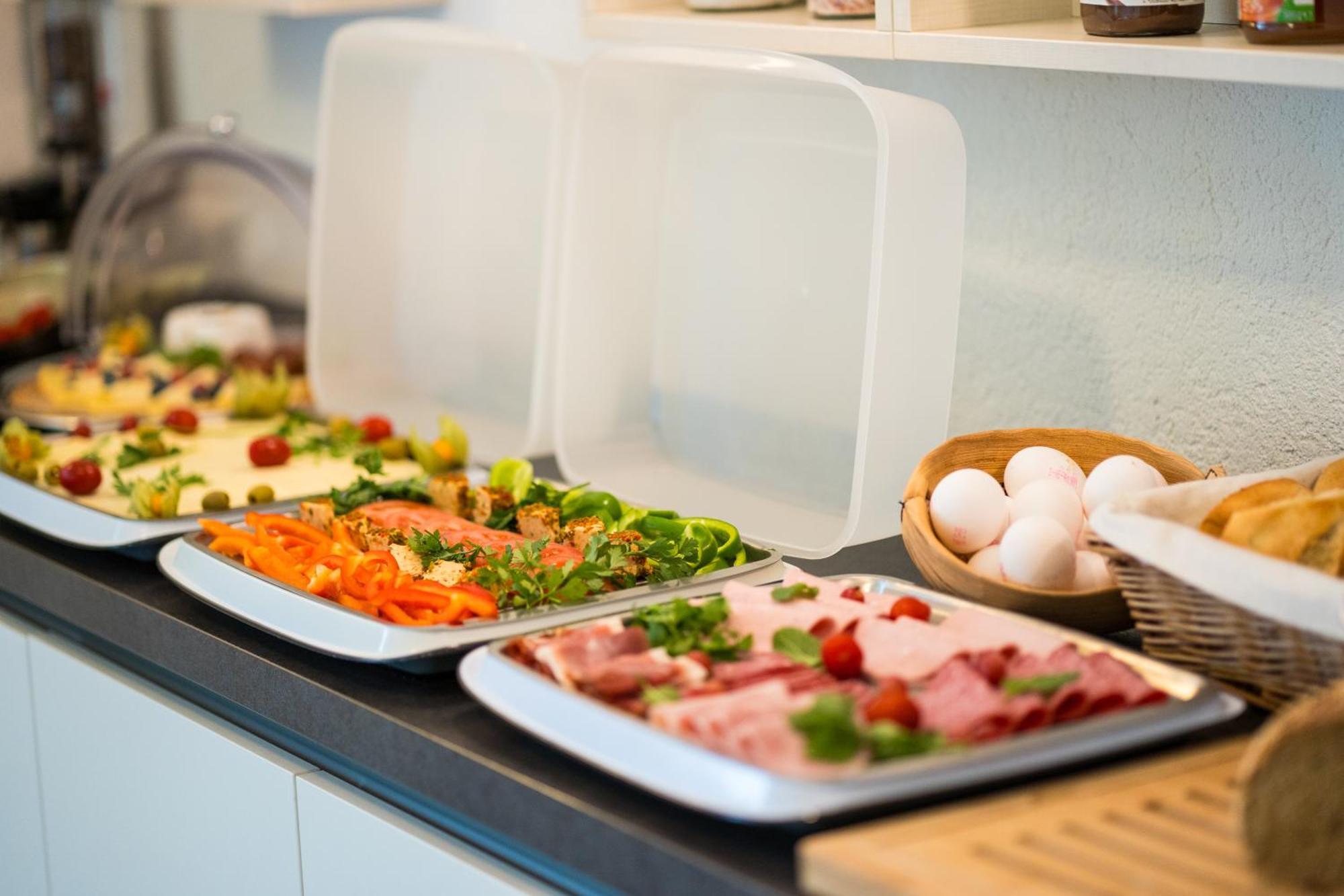 Bed & Breakfast Outlet Hotel Dettingen an der Erms Ngoại thất bức ảnh
