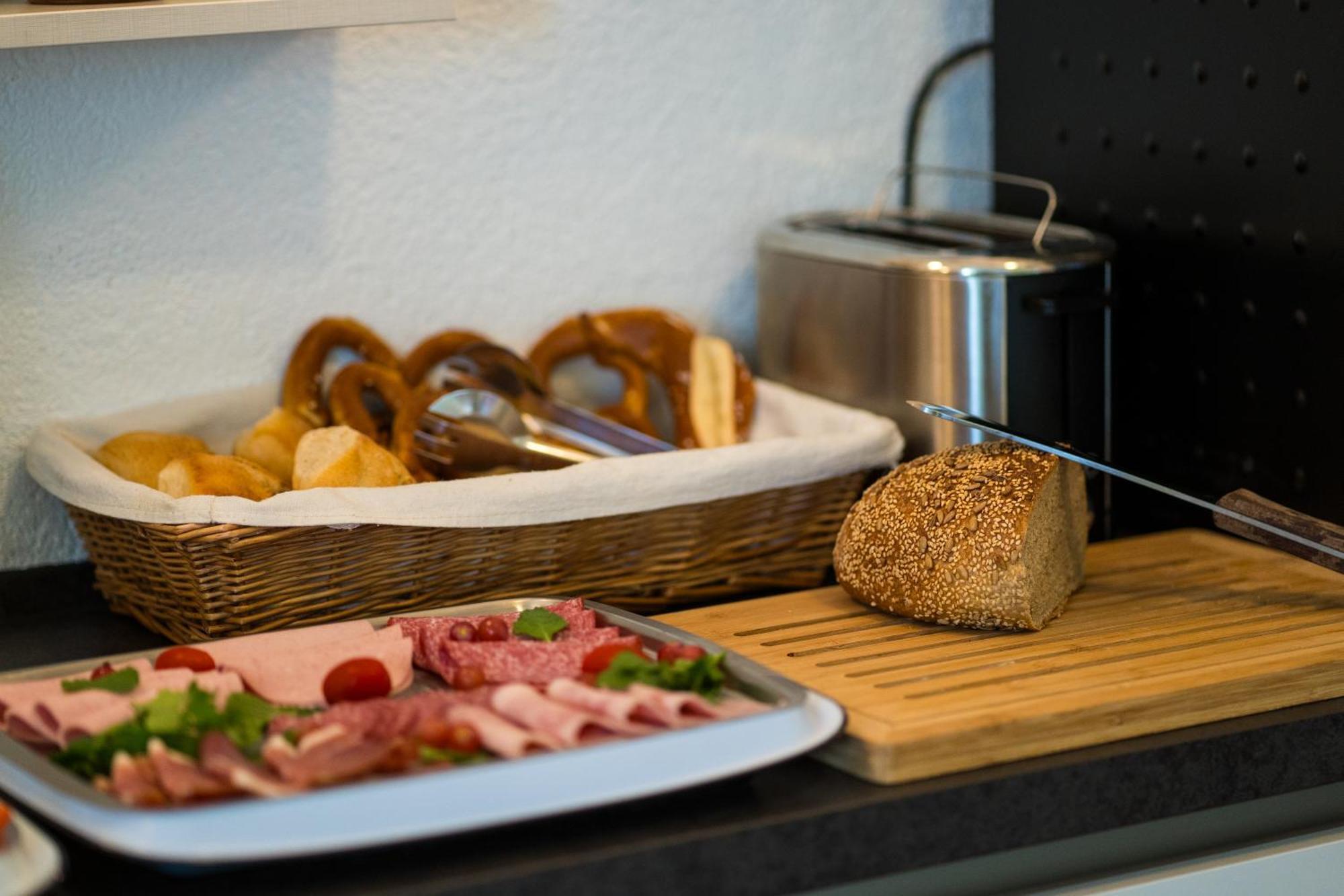Bed & Breakfast Outlet Hotel Dettingen an der Erms Ngoại thất bức ảnh